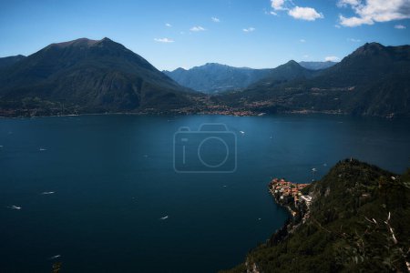                    impresionante vista de la vida en el Lago de Como en un día de verano desde arriba             