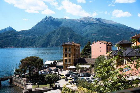                         una vista de la ciudad en el Lago de Como en un día de verano       