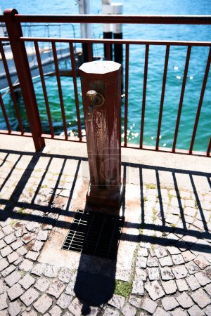                   Wasserhahn am See in der italienischen Sommerstadt, Details, Hintergrund             