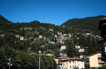             Ciudad italiana de Varenna en las laderas de las colinas                   