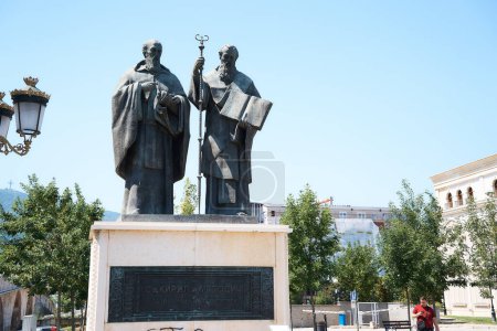 Téléchargez les photos : Skopje Macédoine, 21 juillet 2022 : statue de Cyrille et Méthode à Skopje - en image libre de droit