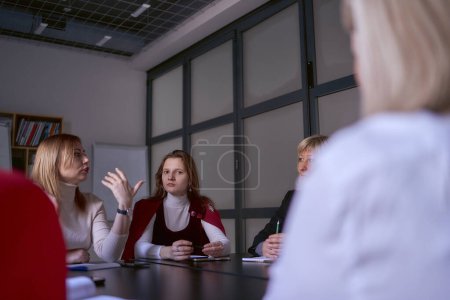equipo de mujeres en una reunión en la oficina, vista inferior                          