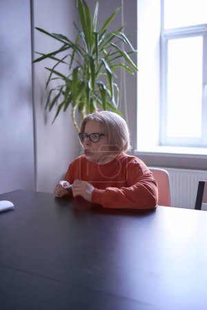           femme handicapée exprime son opinion lors d'une réunion au bureau                                               