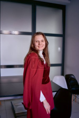           retrato de una joven con traje de oficina rojo                     