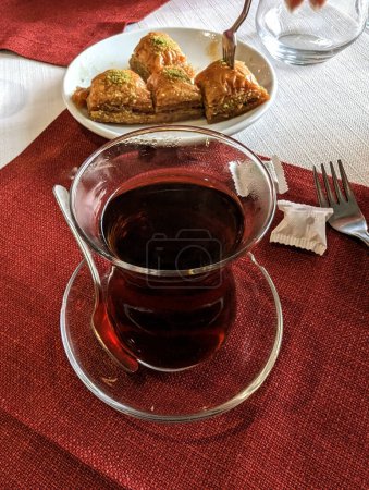 Téléchargez les photos : Thé et baklava dans un restaurant turc - en image libre de droit