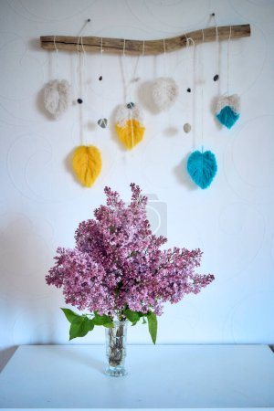 Téléchargez les photos : Bouquet de lilas dans un vase en cristal à l'intérieur - en image libre de droit
