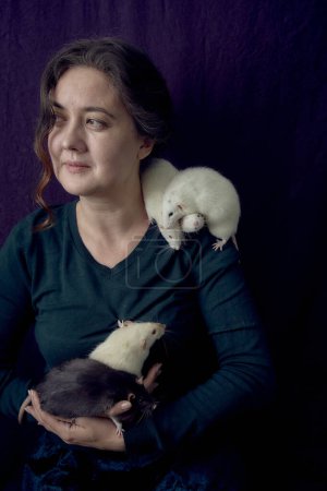 Frau hält alle ihre fünf Ratten in den Händen