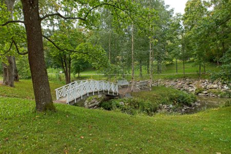 Holzbrücke im Hakunila Gutspark im Herbst, Vantaa, Finnland.