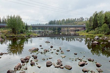 Vue du pont de l'autoroute Ahvenkoski sur les rapides de la rivière Kymijoki par temps nuageux, Pyht, Finlande.