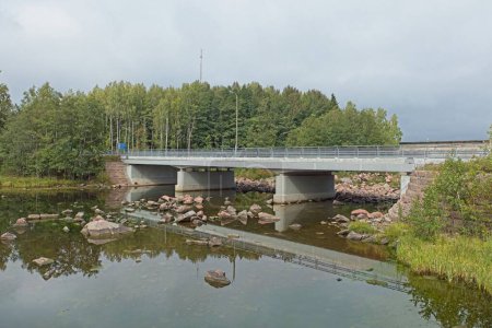 Blick auf die Autobahnbrücke Ahvenkoski über Stromschnellen am Kymijoki-Fluss bei bewölktem Sommerwetter, Pyht, Finnland.