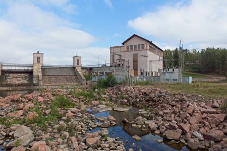 Foto de Vista de la central hidroeléctrica de Ahvenkoski en el río Kymijoki, Pyht, Finlandia. - Imagen libre de derechos