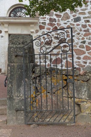 Ancienne porte décorative en fer de l'église de Siuntio en été, Siuntio, Finlande.