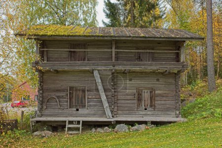 Traditionell gebautes Holzhaus bei Herbstwetter.