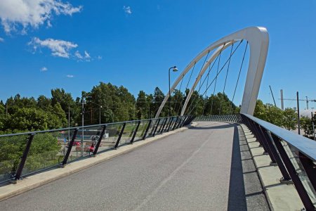 Téléchargez les photos : Auroransilta est un pont pour la circulation non motorisée, facilitant l'accès et augmentant la sécurité des cyclistes, des piétons et des skieurs de fond en été, Helsinki, Finlande. - en image libre de droit
