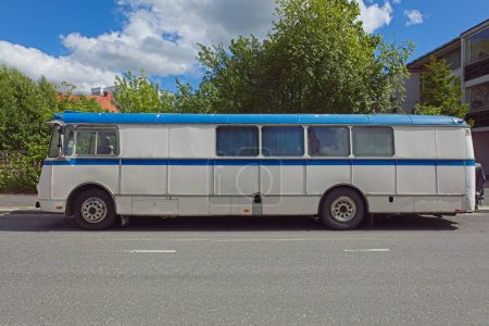 Alter blau-weiß lackierter Buswechsel für die Reise.