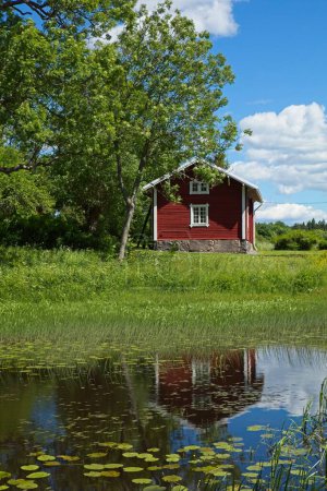Foto de Antigua casa de campo de verano en el lago en el tiempo soleado de verano. - Imagen libre de derechos