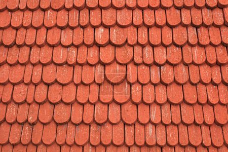 Foto de Tejas de techo de madera pintadas de rojo en orientación horizontal. - Imagen libre de derechos