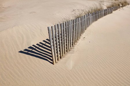 Clôture de dunes de sable à la plage de Yyteri au printemps, Pori, Finlande.