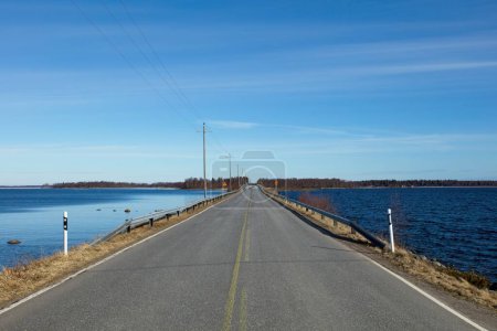 Carretera costera en la isla de Raippaluoto en primavera, Vaasa, Finlandia.