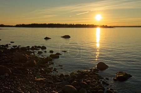 Coucher de soleil avec nuages dans le ciel en automne au bord de la mer sur l'île de Torra Lv, Espoo, Finlande.