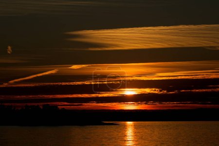 Coucher de soleil avec nuages dans le ciel en automne au bord de la mer sur l'île de Torra Lv, Espoo, Finlande.