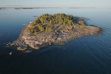 Vista aérea de la costa rocosa en la isla de Torra Lv en el clima soleado de otoño, Espoo, Finlandia.