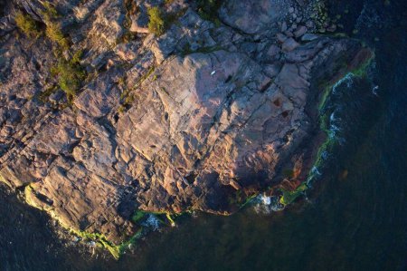 Vista aérea de la costa rocosa en la isla de Torra Lv en el clima soleado de otoño, Espoo, Finlandia.