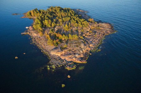 Vista aérea de la isla de Torra Lv en el soleado clima otoñal, Espoo, Finlandia.
