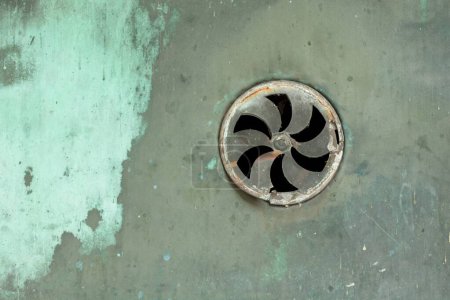 Primer plano de ventilación de aire viejo en la puerta con superficie de cobre envejecido y oxidado.