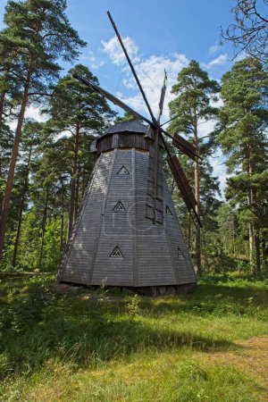 El llamado molino de viento de tipo holandés, también conocido como mademoiselle, se trasladó de Oripaa a Seurasaari Open-Air Museum, Helsinki, Finlandia.