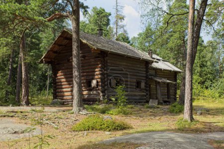 Téléchargez les photos : Cabanes sans cheminée déménagées de Kaukola, dans l'isthme de Carélie, au musée en plein air de Seurasaari, Helsinki, Finlande. - en image libre de droit
