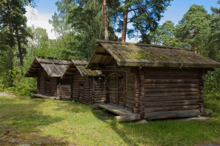 Téléchargez les photos : Cabanes sans cheminée déménagées de Kaukola, dans l'isthme de Carélie, au musée en plein air de Seurasaari, Helsinki, Finlande. - en image libre de droit