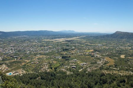 Vista desde el Monte Filerimos con granjas, aeropuerto y cielo despejado en primavera, Rodas, Grecia.
