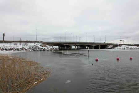 Brücke zwischen Helsinki und Espoo bei bewölktem Wetter im Winter, Karhusaari, Espoo, Finnland.