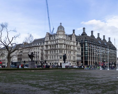 Téléchargez les photos : Statue de David Lloyd George et Sir Winston Churchill devant Big Ben et quelques bâtiments à l'angle de Parliament Street et Bridge Street en arrière-plan à Londres. - en image libre de droit