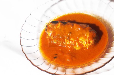 Téléchargez les photos : Délicieux plats asam patin épicé, poisson frais cuit au tamarin et piments, cuisine typiquement indonésienne - en image libre de droit