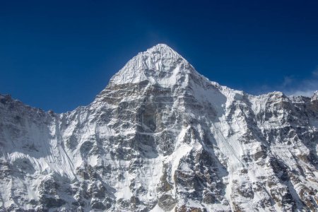 Der wunderschöne Wedge Peak. Dieser Gipfel wird auf Nepali auch Chang himal genannt. Diese schöne Aussicht wurde vom Kanchenjunga North Basislager in Nepal aufgenommen.