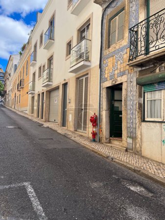 Lisboa, Portugal, verano, steets, edificios coloridos, zona de Alfama, barrio, edificios históricos, arquitectura y cultura europeas, azulejos azules