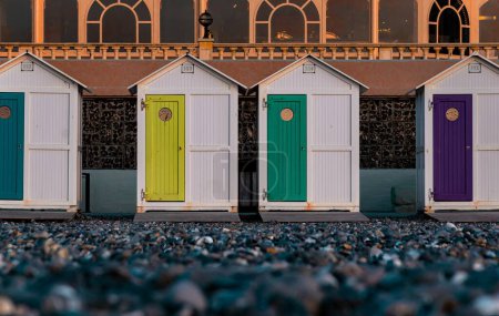 Cabanes de plage avec des portes colorées lumineuses 