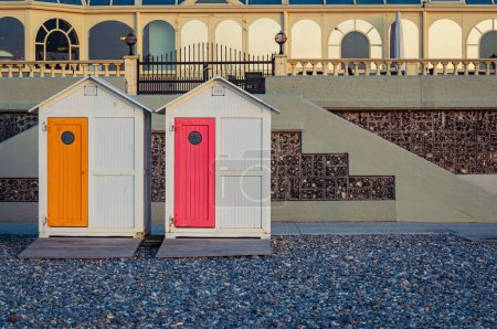 Cabanes de plage avec des portes colorées lumineuses