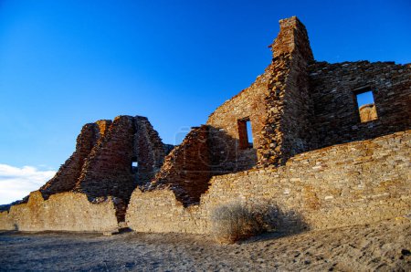 Téléchargez les photos : Chaco Canyon mur amérindien toujours debout - en image libre de droit