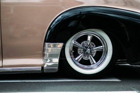Téléchargez les photos : Cool Pneu arrière noir et blanc d'une voiture classique vintage lors d'un rallye. - en image libre de droit