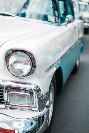 Téléchargez les photos : Lumineux blanc et sarcelle vintage voiture détail coup de feux avant. - en image libre de droit