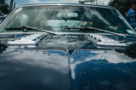 Támesis, Nueva Zelanda, 24 de noviembre de 2022, Beach Hop Car Rally: Restaurado Vintage coche azul medianoche con gotas de lluvia
