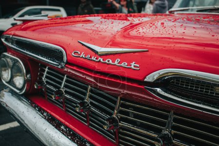 Téléchargez les photos : Thames, Nouvelle-Zélande, 24 novembre 2022, Beach Hop Car Rally : Chevrolet Vintage Rouge Américain restauré avec gouttes de pluie - en image libre de droit