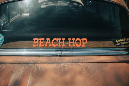 Téléchargez les photos : Thames, Nouvelle-Zélande, 24 novembre 2022, Beach Hop Car Rally : Voiture vintage restaurée avec le logo BEACH HOP - en image libre de droit