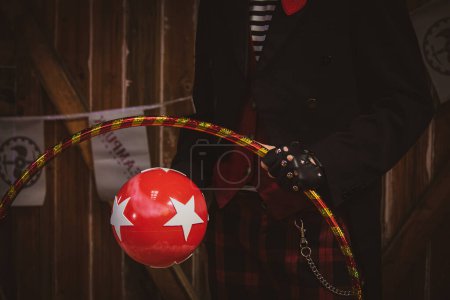 Foto de Espectáculo de circo: cautivador intérprete masculino Steampunk en pantalones de cuadros rojos y negros - Declaración de moda teatral retro con el dramático y travieso Flair. - Imagen libre de derechos