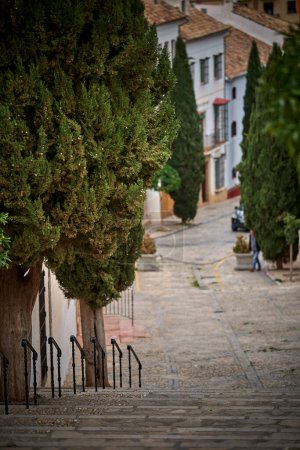 Sommerliche Straßen der spanischen Kleinstadt. Hochwertiges Foto