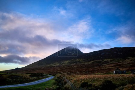 Irlanda Croagh Patrick montaña en las nubes. Foto de alta calidad