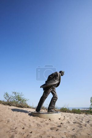 Téléchargez les photos : Statue de Jean Paul Sartre sur les dunes. Photo de haute qualité - en image libre de droit
